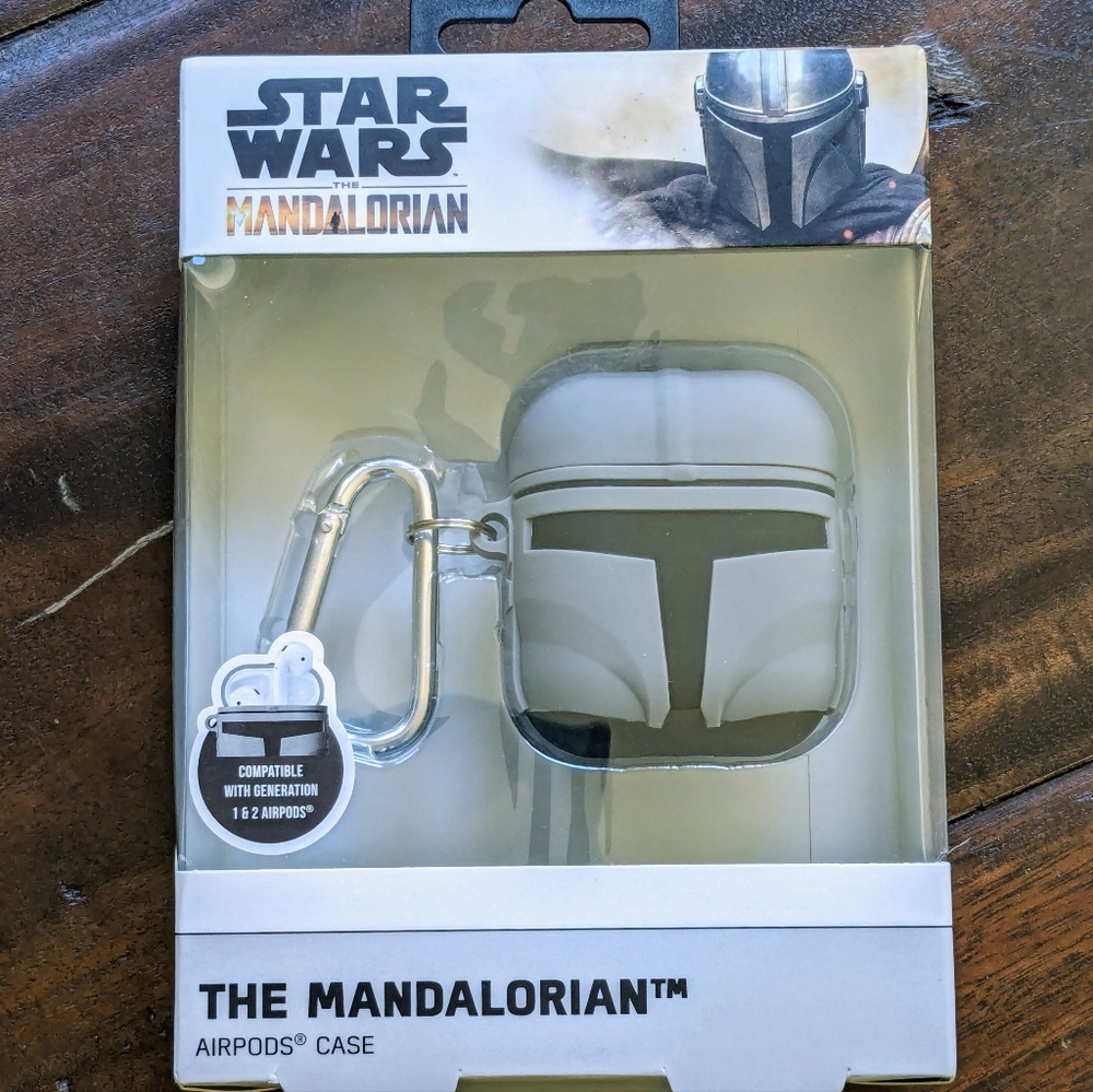 STAR WARS MANDALORIAN HELMET WIRELESS AIRPODS CASE - New & Sealed!